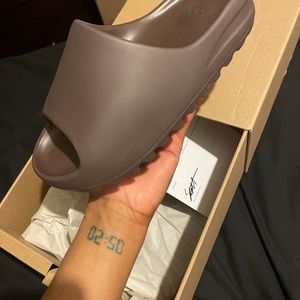 Yeezy slides (soot)
